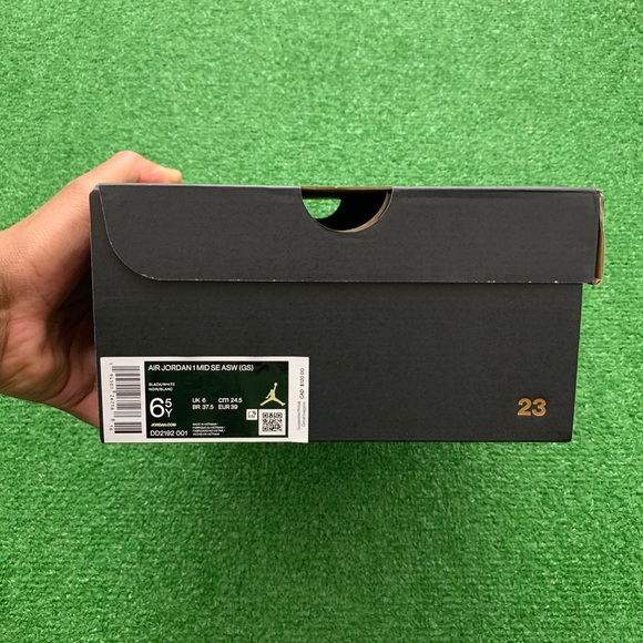 🐼*NEW* Air Jordan 1 Mid “Carbon Fibre” (GS) - Picture 10 of 10